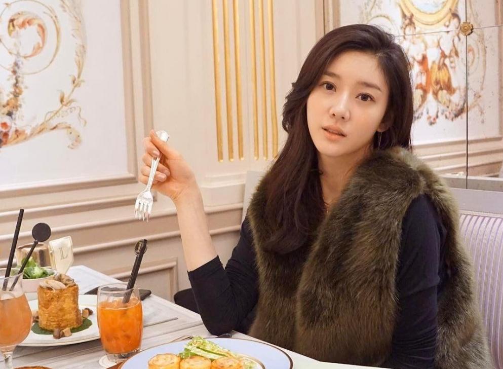 韩国女团“Baby Kara”成员Sojin生活自拍照