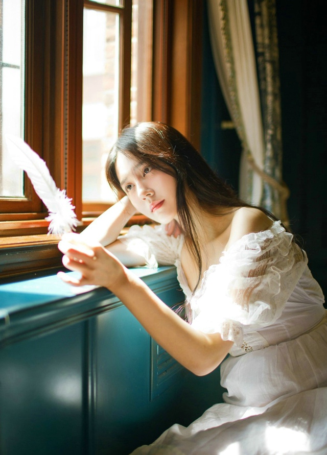 复古私房内裸肩白裙美女气质温婉