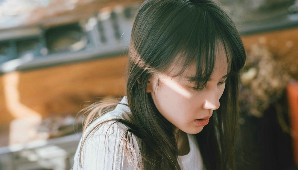 高冷清秀美女户外阳光照动人写真