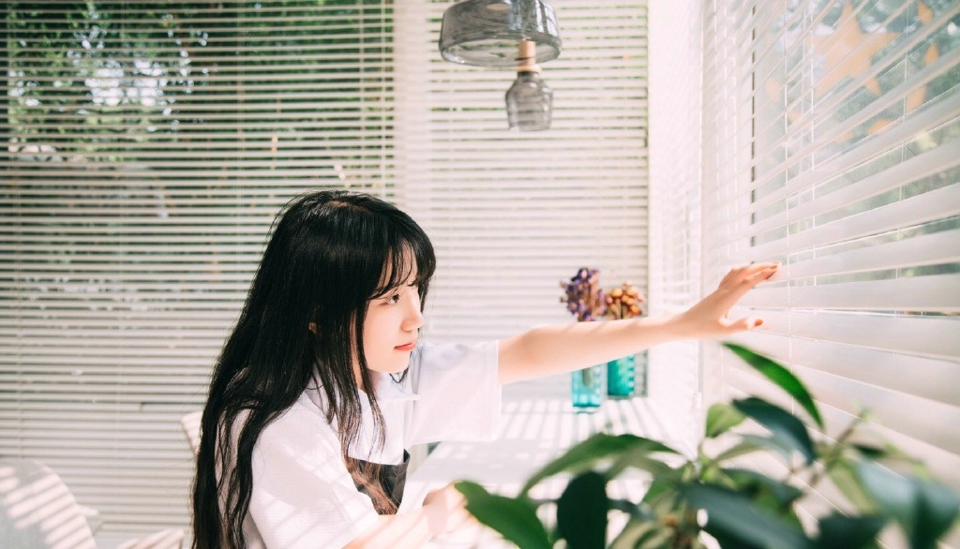 咖啡馆内的背带裤少女青春俏皮写真