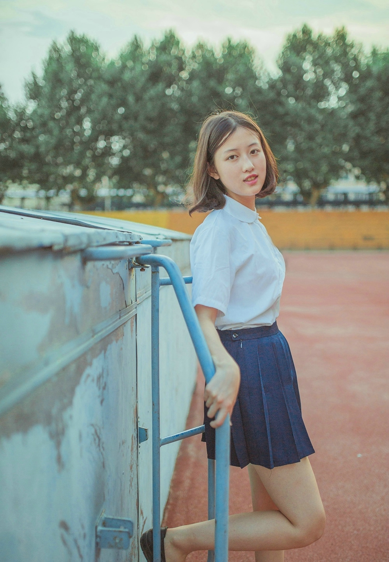 百褶裙短发美女纯真干净阳光写真