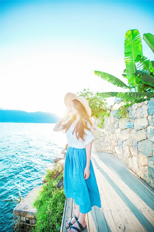 阳光下草帽美女海边风吹唯美写真