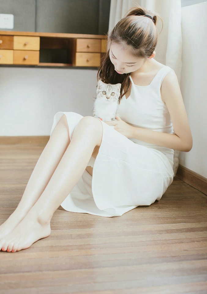 可爱少女和猫咪房内尽情