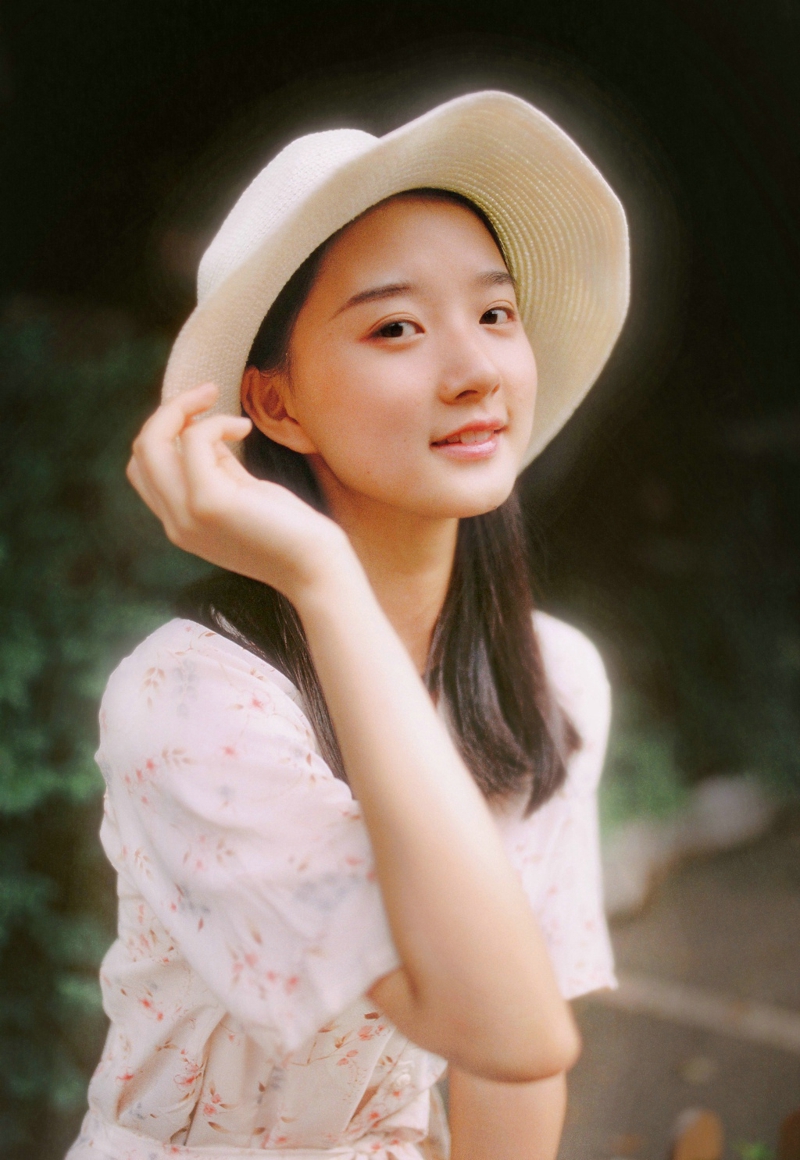 日系眼镜短发美女街头百褶裙养眼写真