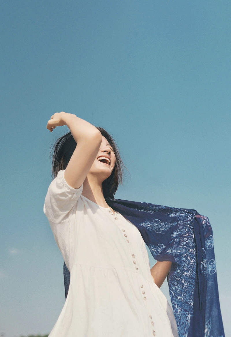 清新原野内的森系短发披肩美女笑容灿烂