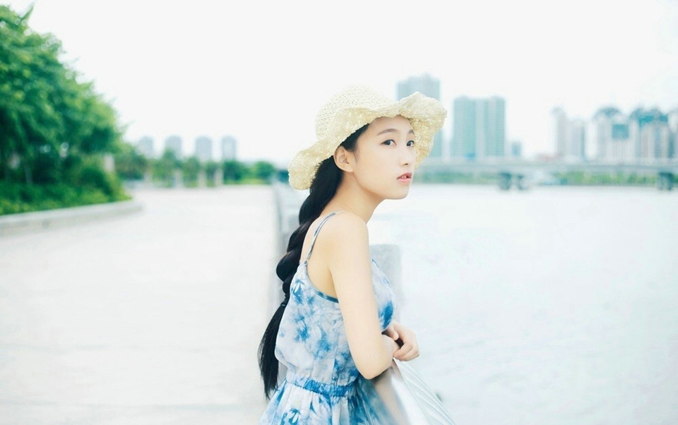 碎花长裙麻花辫草帽美女清新怡人写真套图