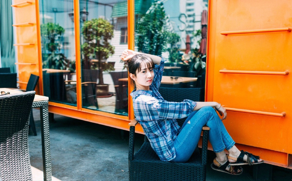 烈日下的墨镜格子衬衫美女清爽迷人