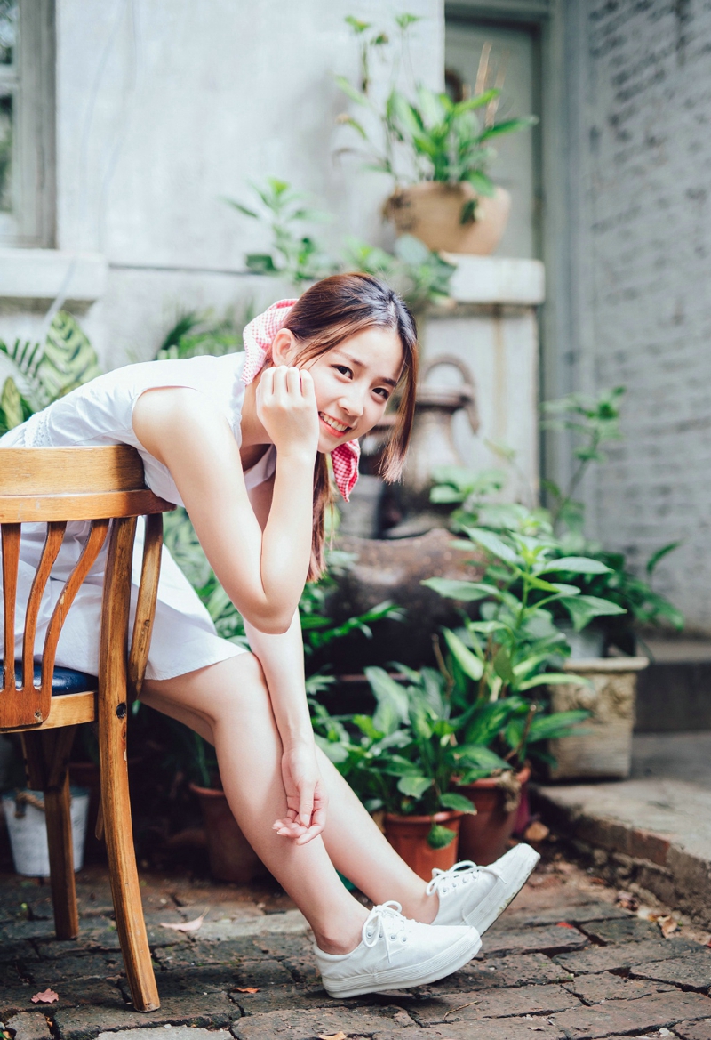 夜晚街头上的吊带红衣艳丽美女率性动人