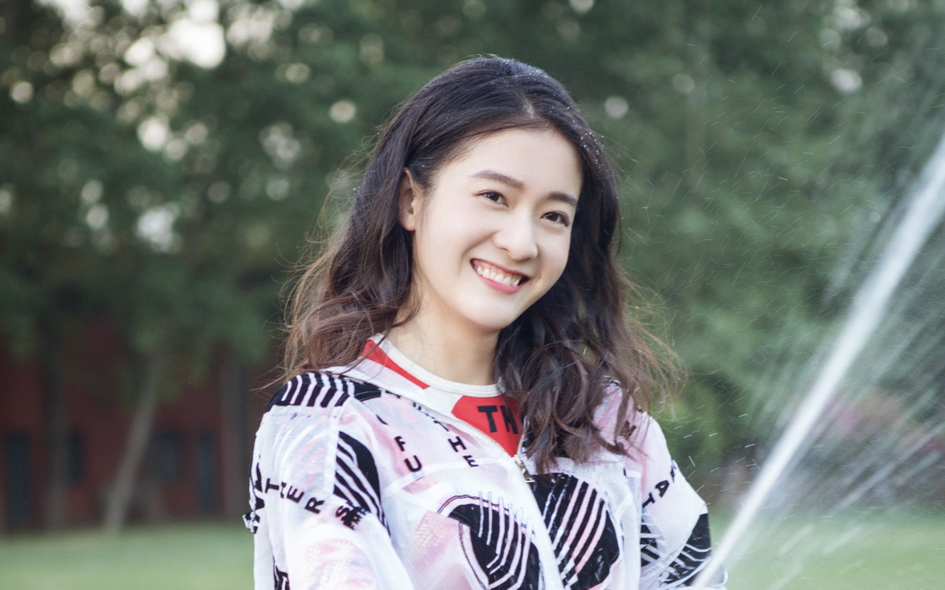 美女演员张雪迎桌面壁纸图片