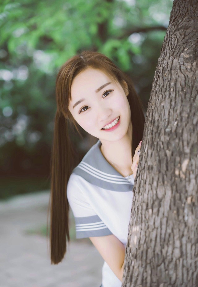 短裙学生装长腿学生美眉