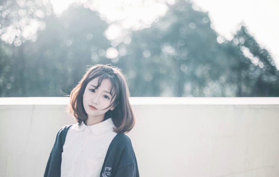 铁轨上的短发金鱼少女清新秀气写真