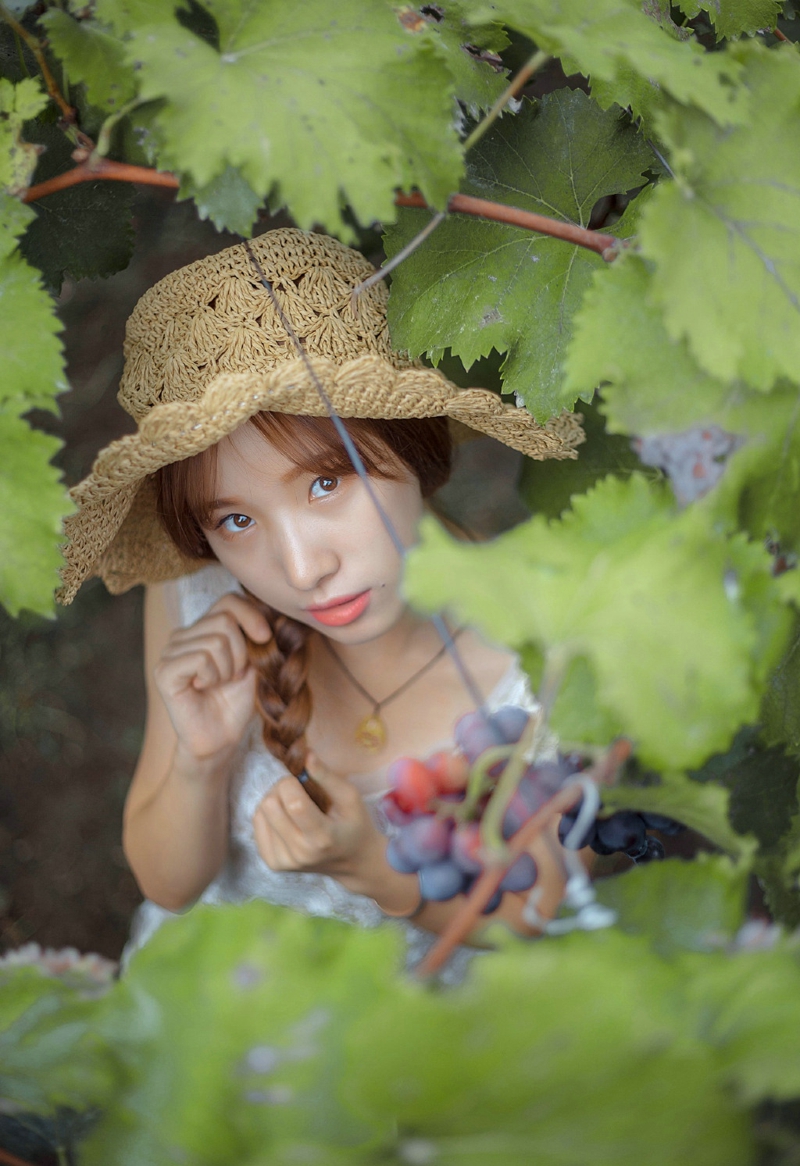 葡萄园内的清新气质美女养眼气质写真