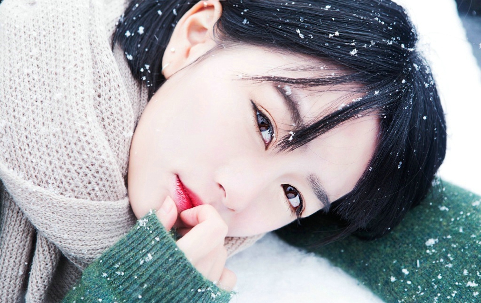 雪天内的短发森系精致五官美女写真