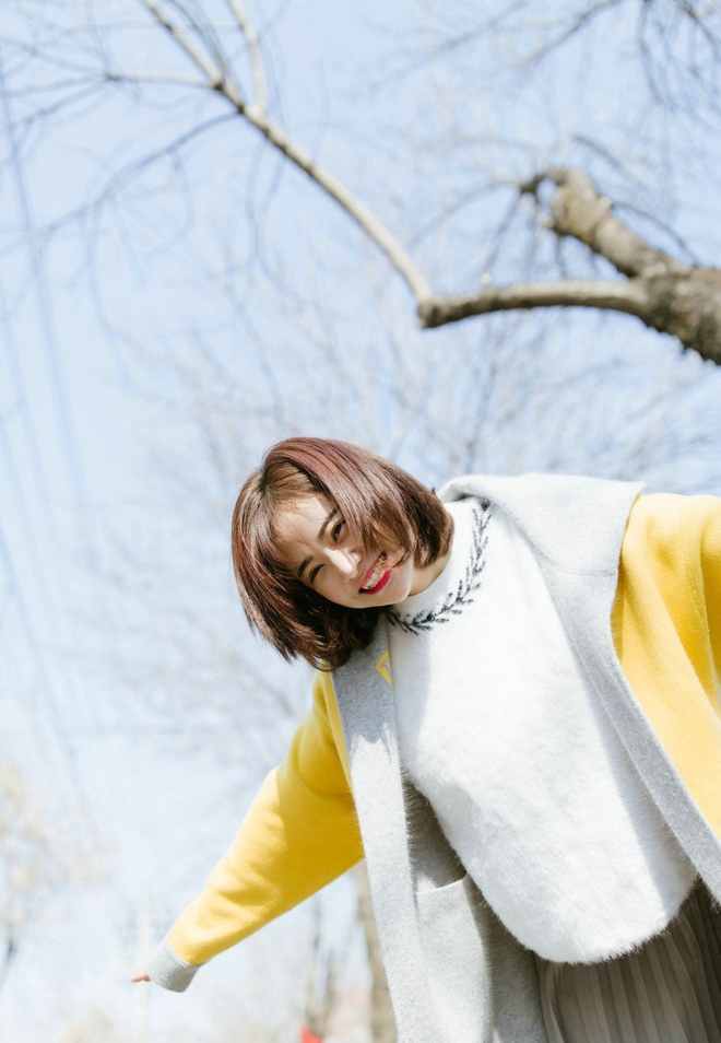 阳光甜美元气少女走街