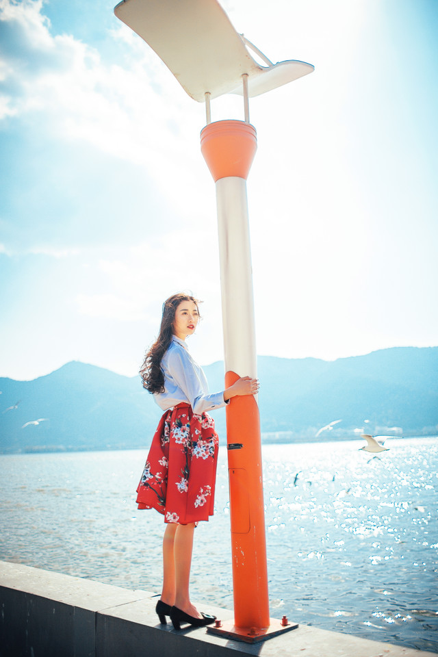 海边文艺美女自然随性鲜艳碎花裙飘逸迷人