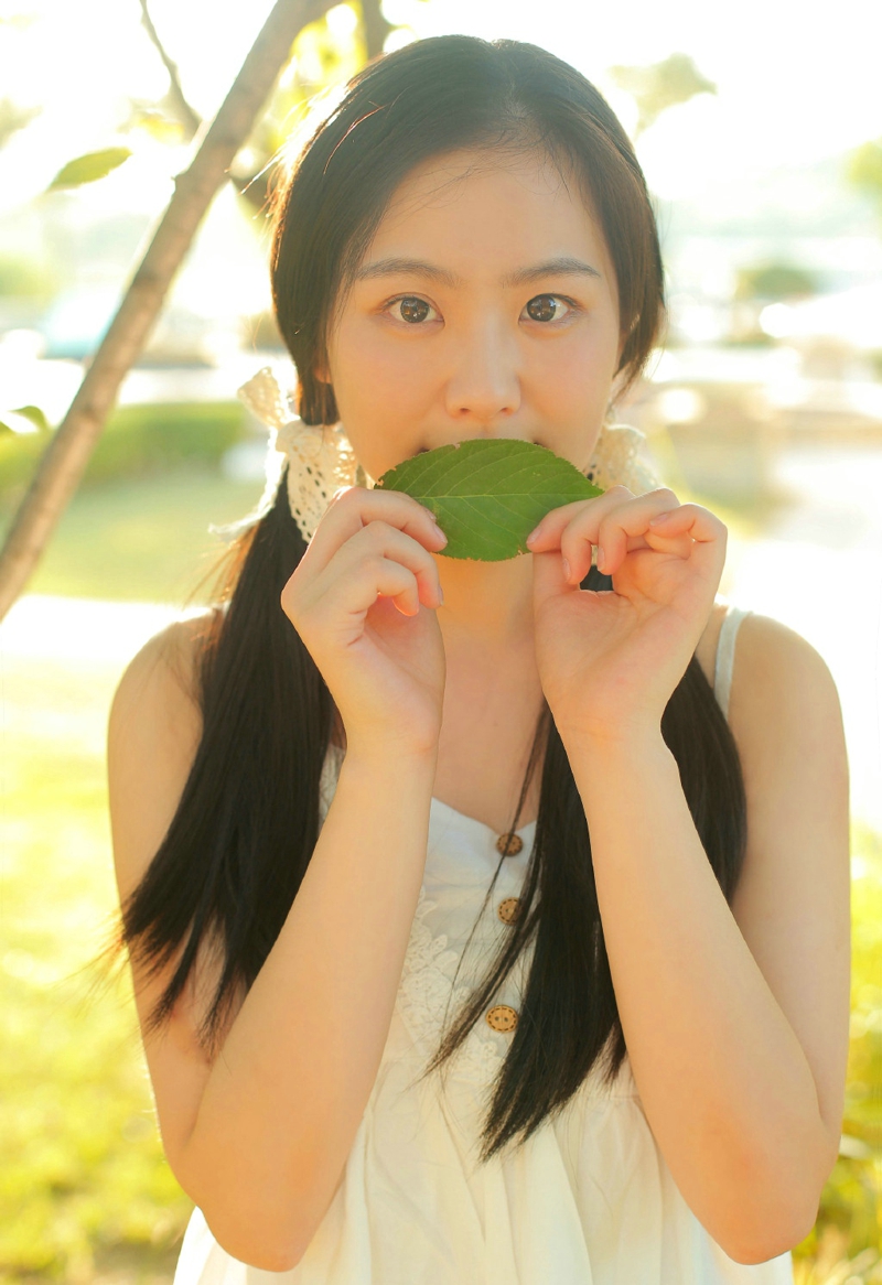 清新草地上的双马尾白裙姑娘素雅迷人写真照