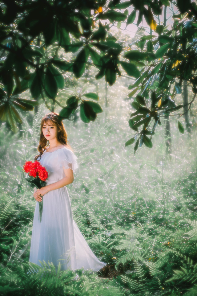 森林内花环少女裸肩白裙娇俏诱人