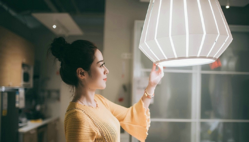 漂亮丸子头美女气质养眼迷人写真