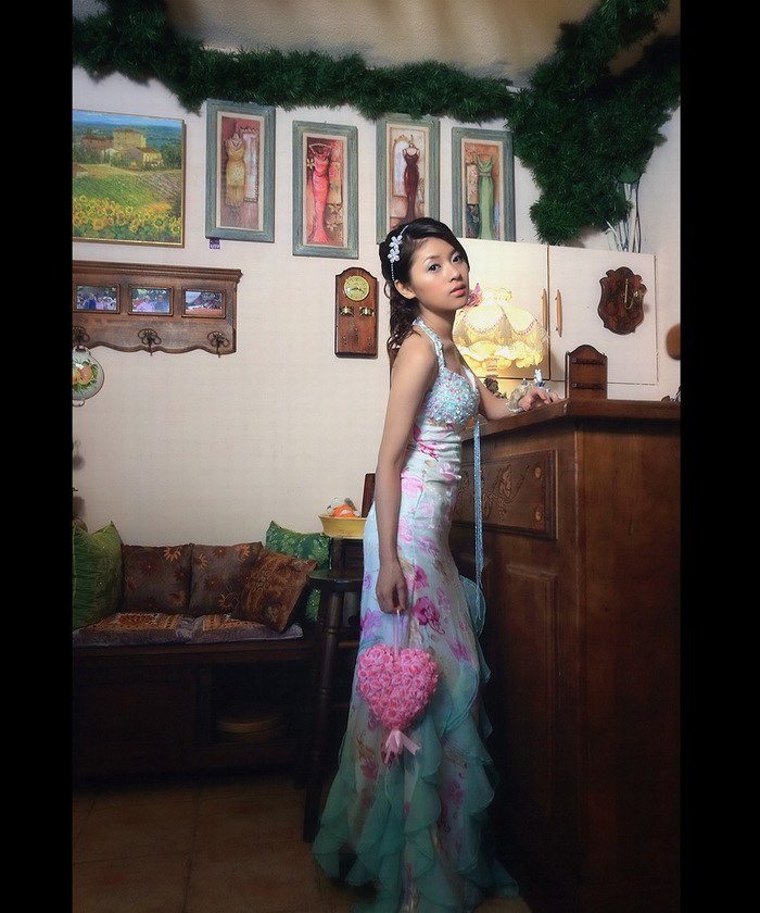 美得令人心醉的酒吧女孩