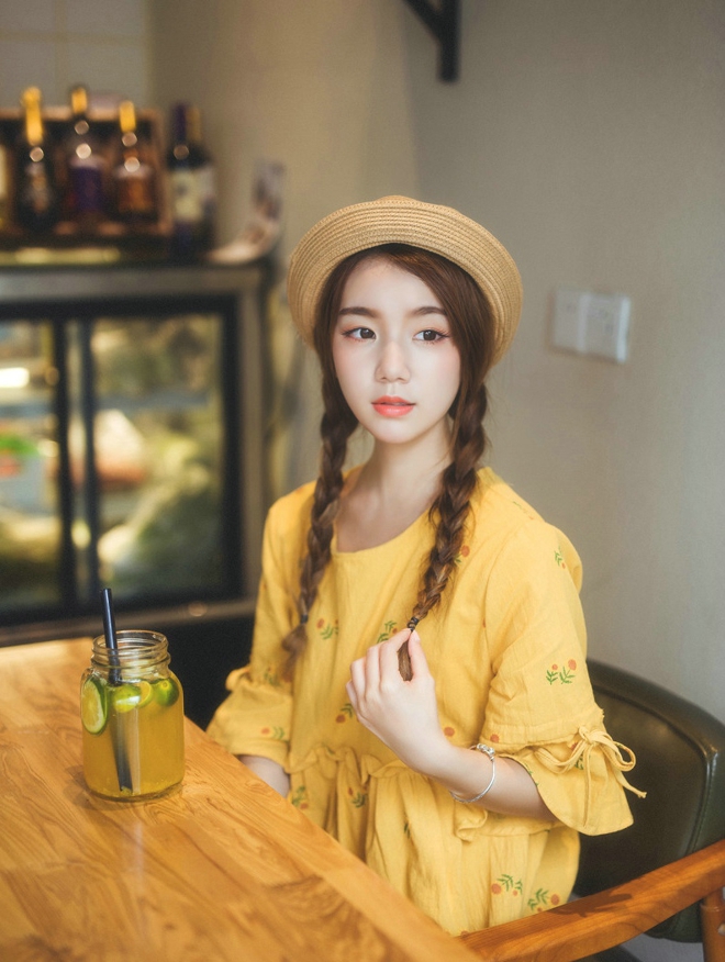 小黄衣悠闲美女艺术图片