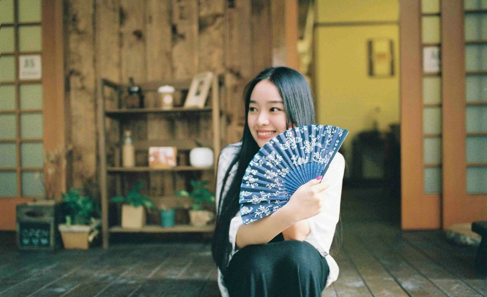 日系美女安静私房内养眼写真