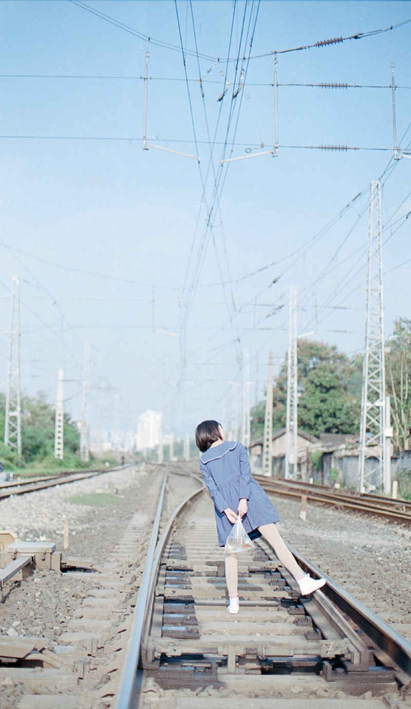 铁轨上的短发金鱼少女清新秀气写真