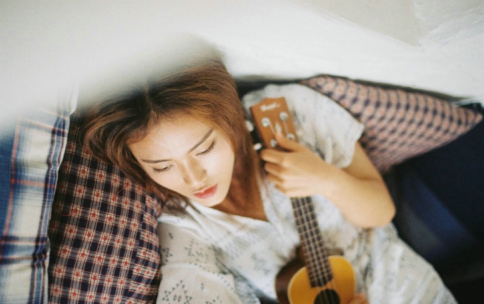 90后美女恬静自然户外养眼美图