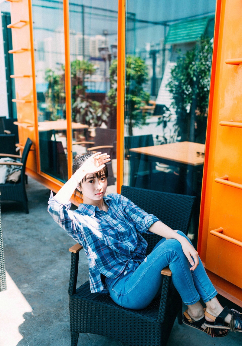 烈日下的墨镜格子衬衫美女清爽迷人