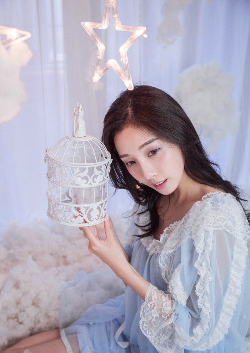 蓝调半丸子头妹子可爱表情包