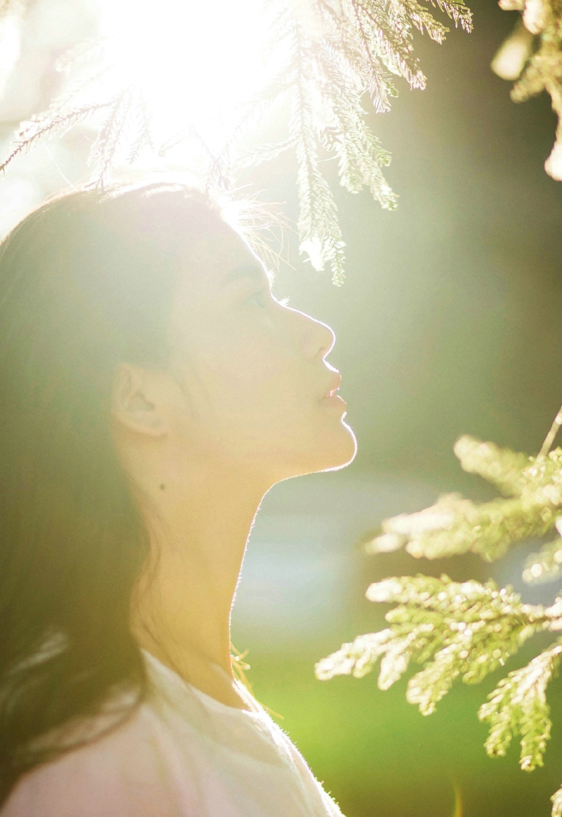 咖啡馆内的气质美女安静怡人