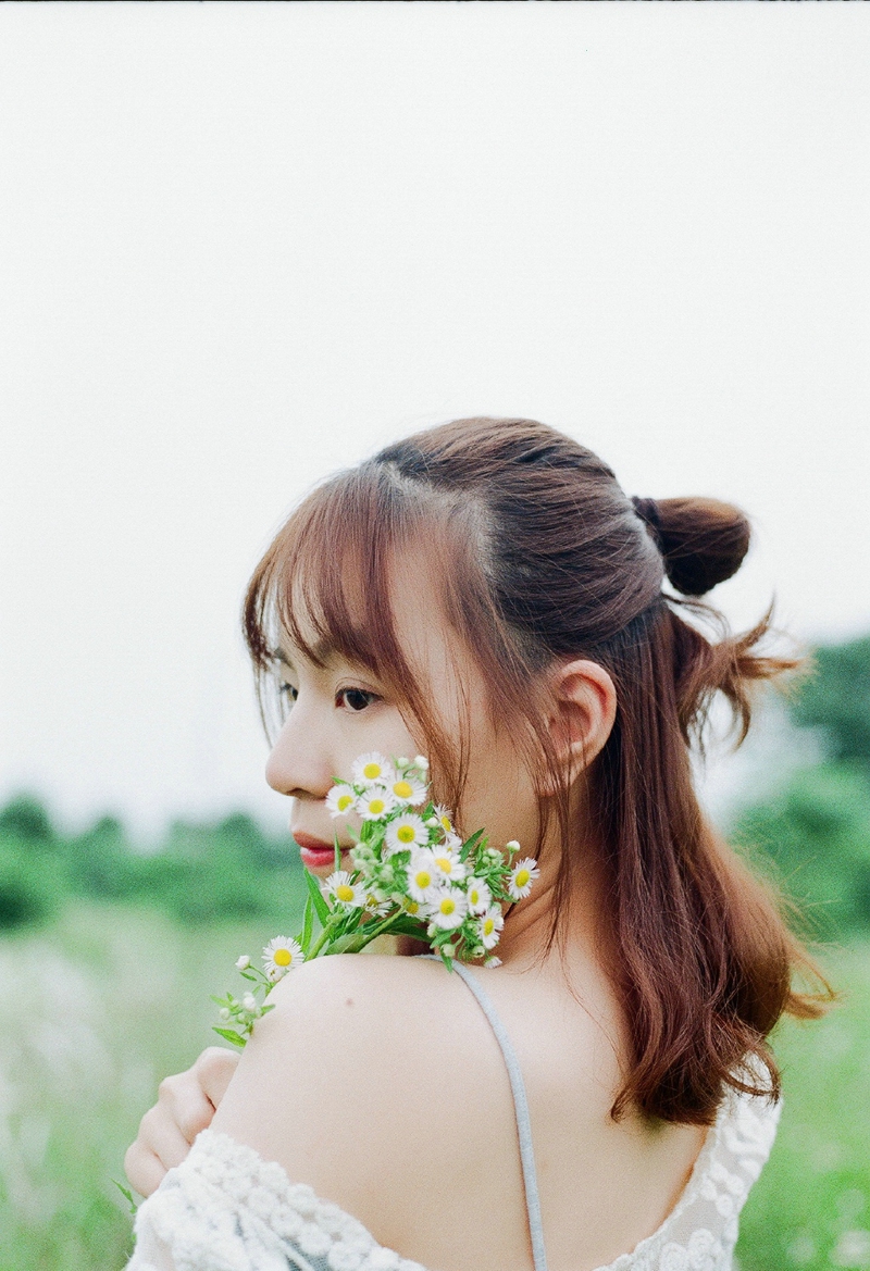 深山内的妩媚红裙女神秀发飘逸写真