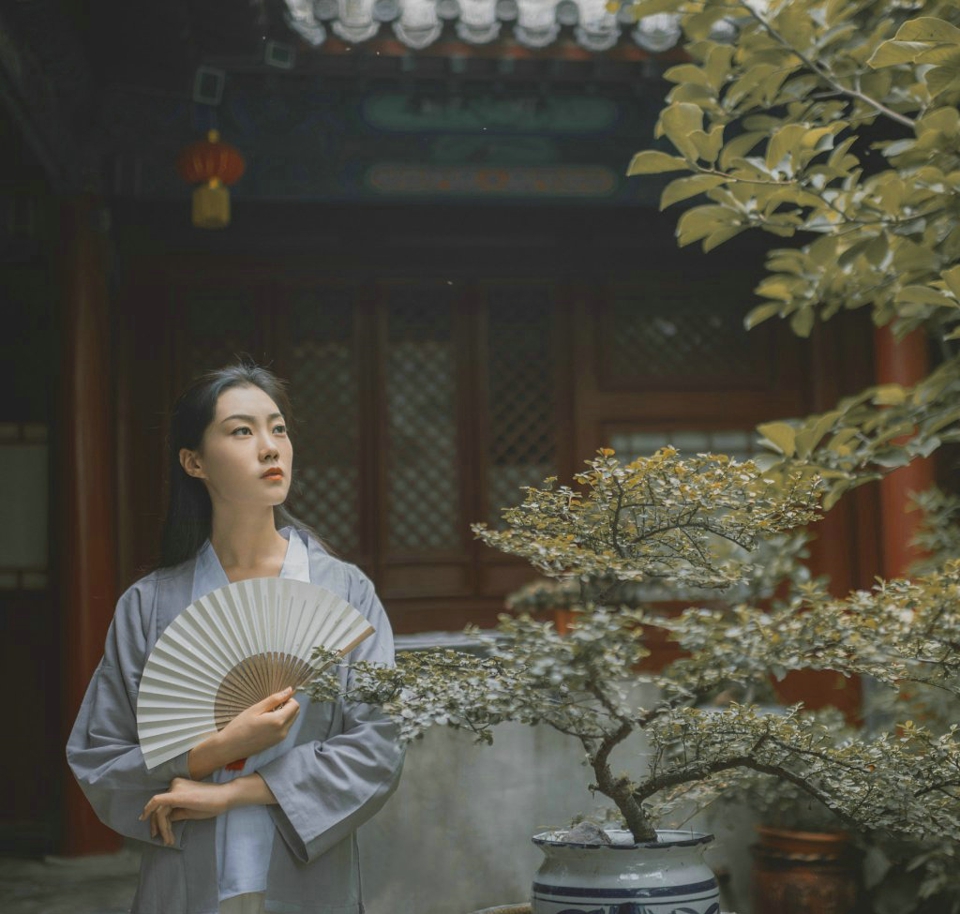 宁静深山处的素雅美女