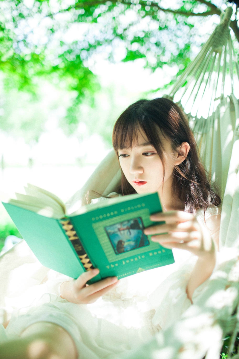 森林内的清新文艺少女漂亮脸蛋