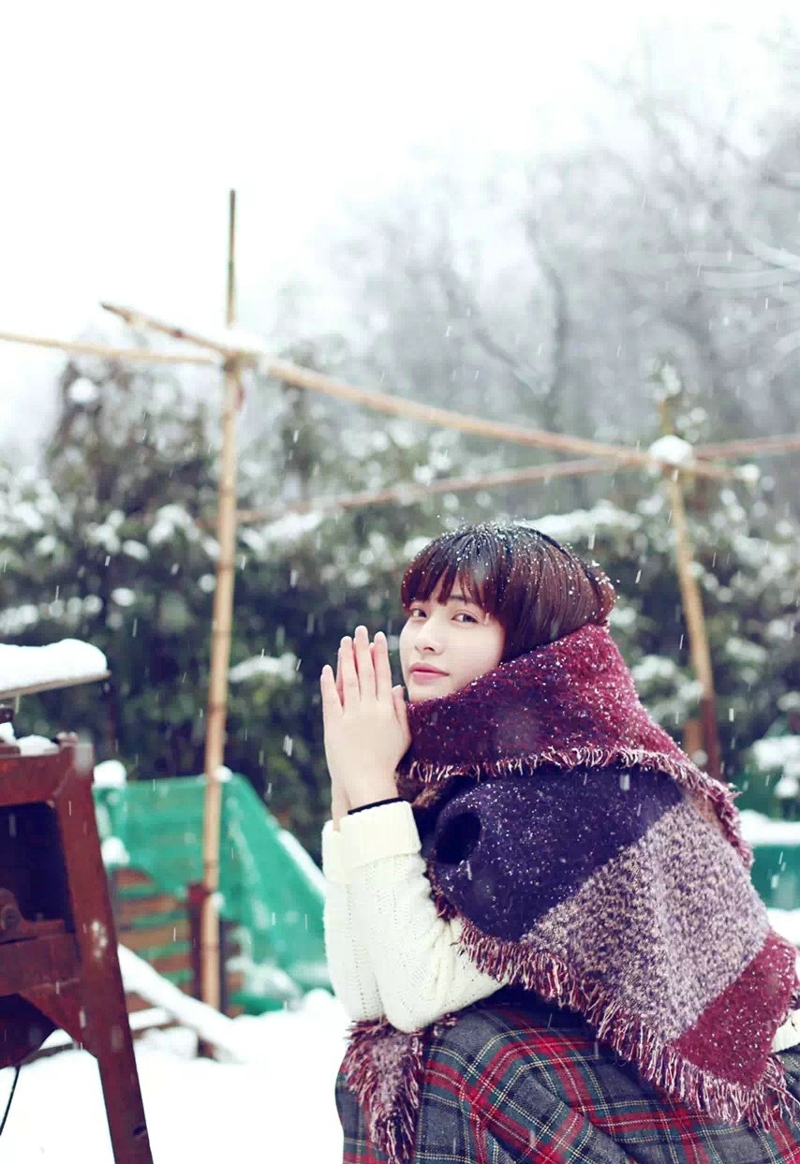 雪地内的黑发披肩美女温柔迷人写真
