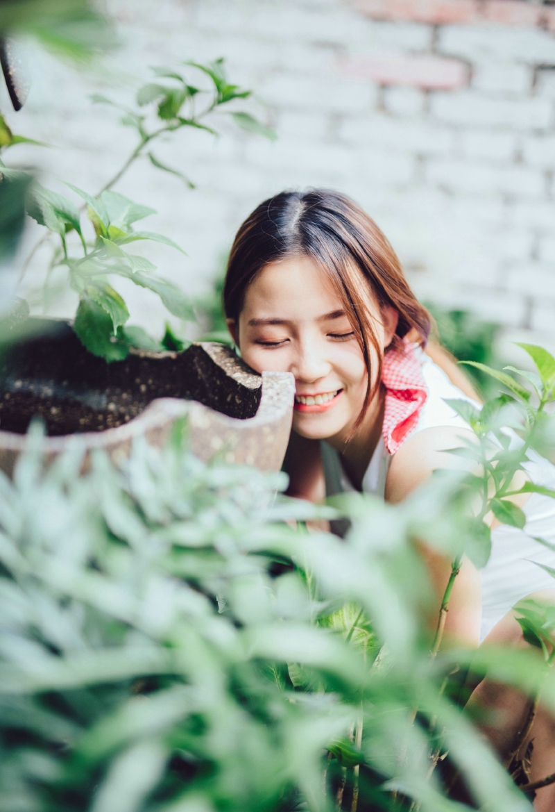 夜晚街头上的吊带红衣艳丽美女率性动人