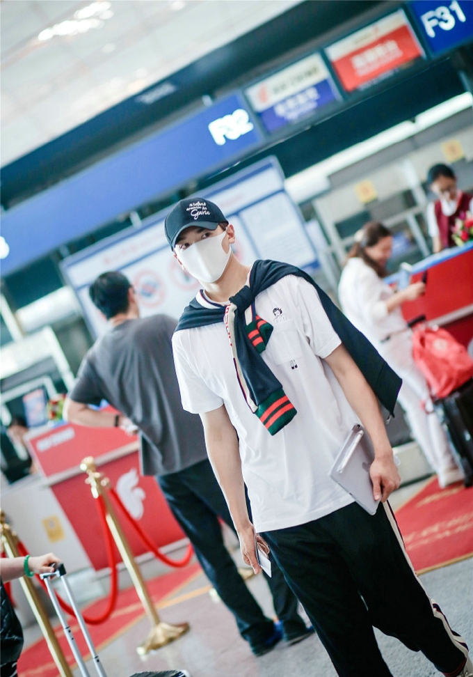 高云翔一身Gucci现身机场