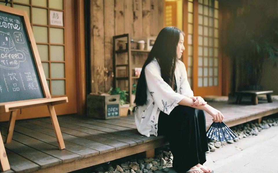 日系美女安静私房内养眼写真