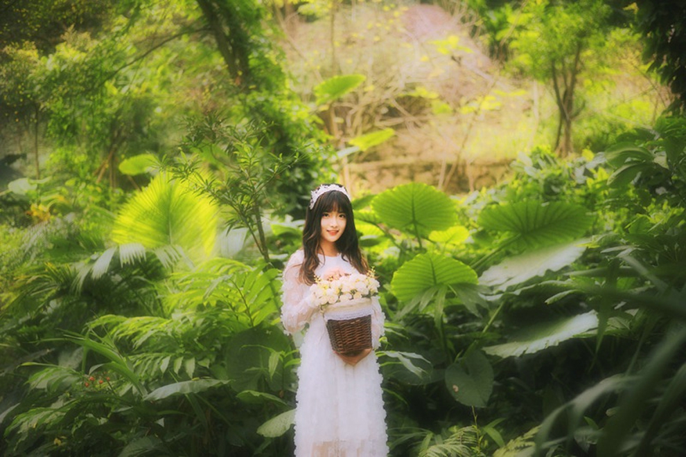 森林清纯娇嫩白衣美女