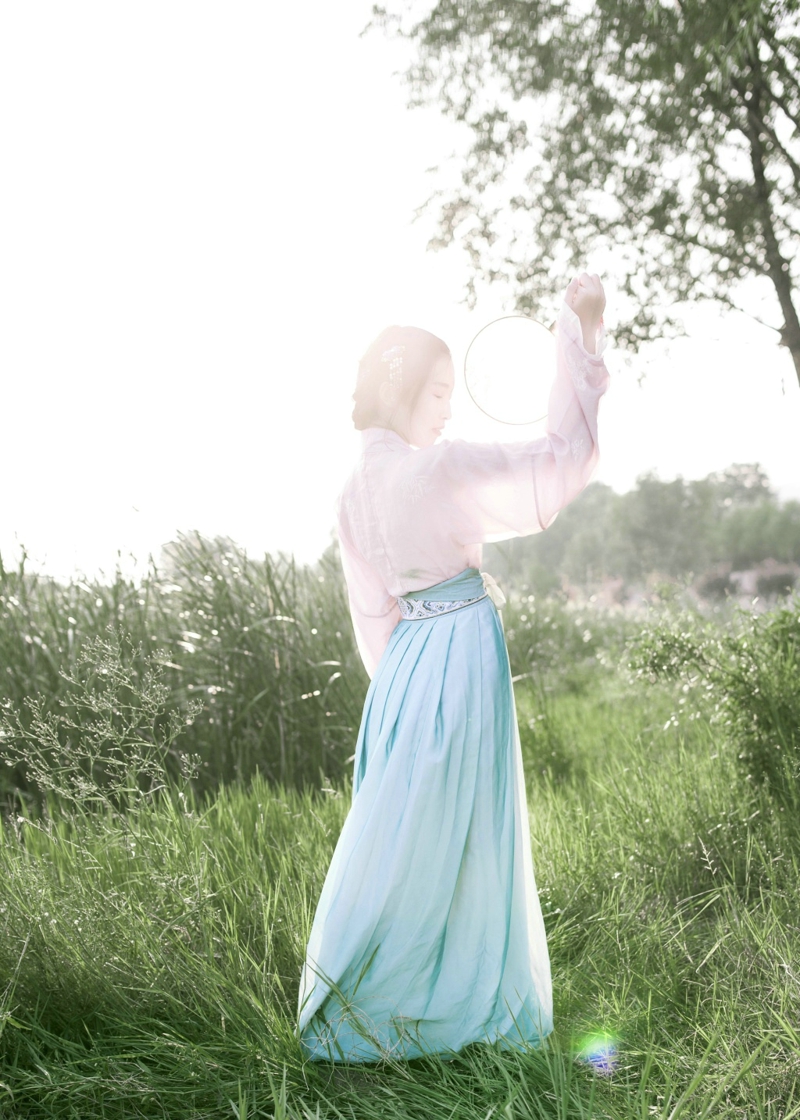 漂亮丸子头美女气质养眼迷人写真