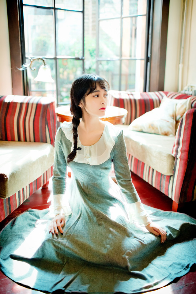 海边文艺美女自然随性鲜艳碎花裙飘逸迷人