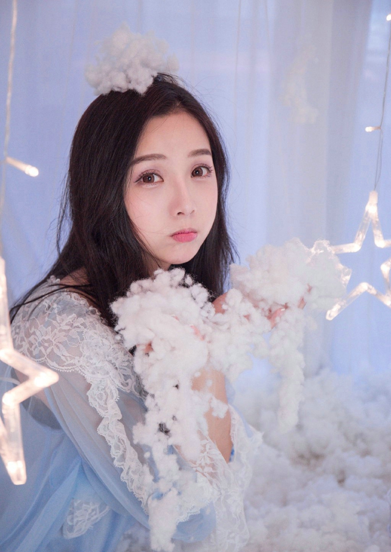 蓝调半丸子头妹子可爱表情包