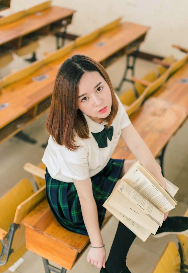 阳光乖巧文静女学生