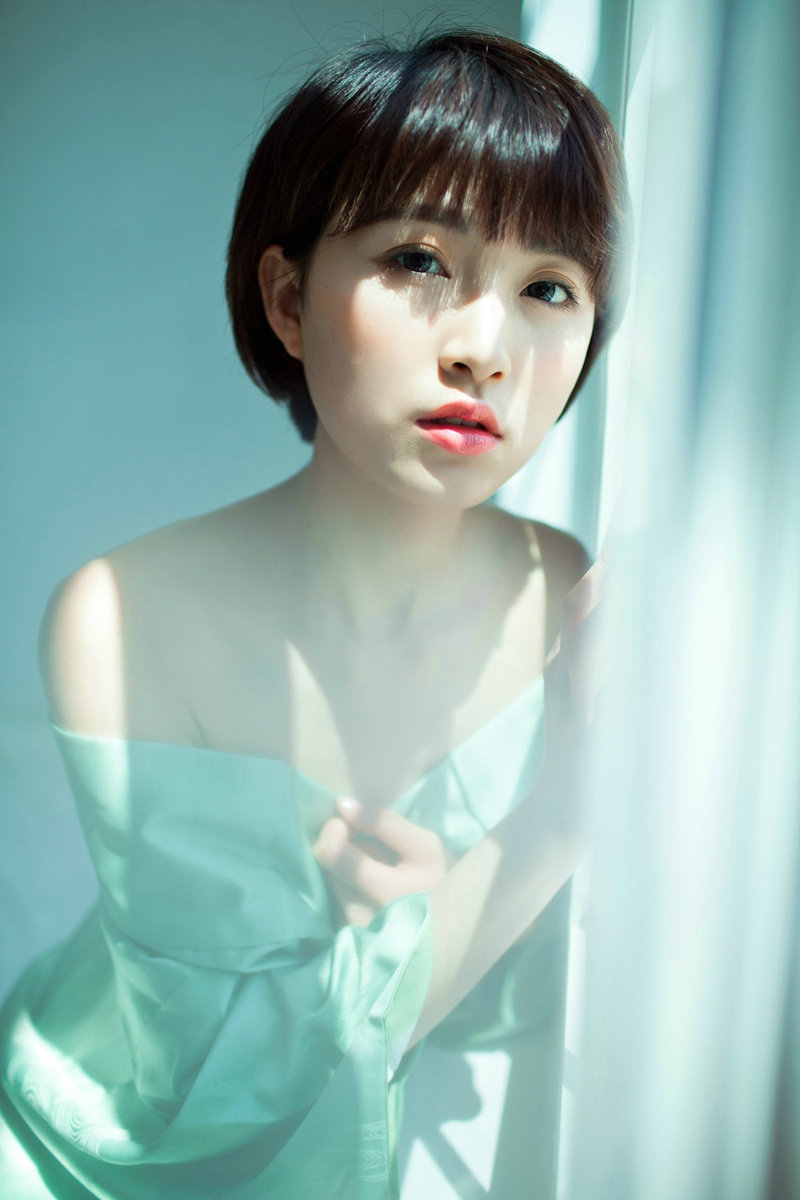 清新短发美女居家小露香肩性感迷人