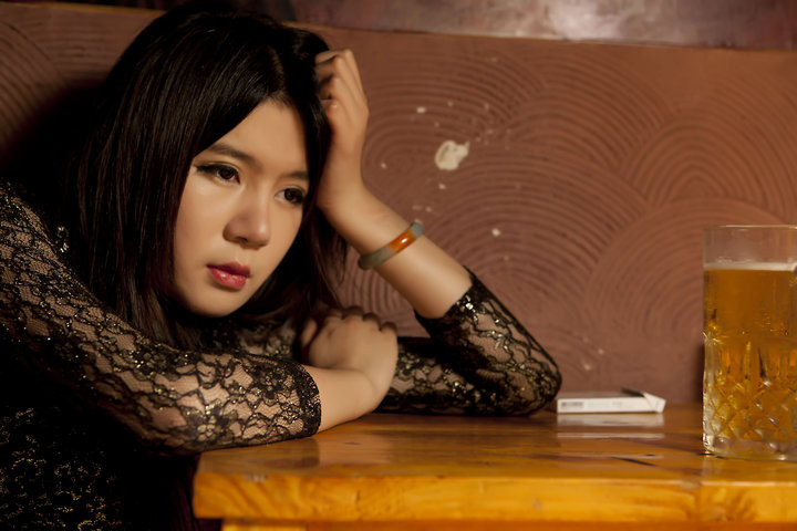 美得令人心醉的酒吧女孩