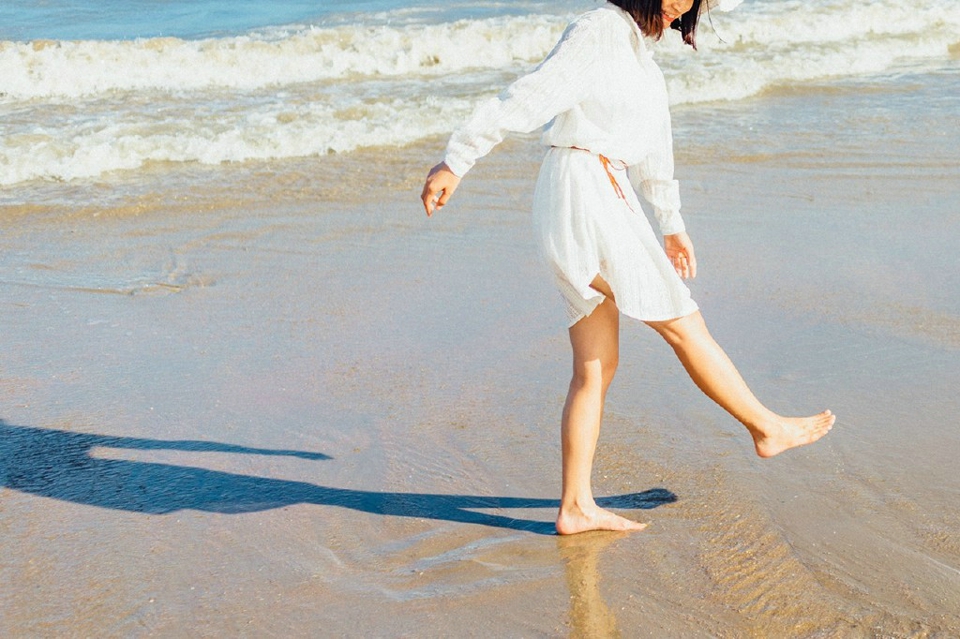 海边蓝天下的草帽美女幽静迷人写真