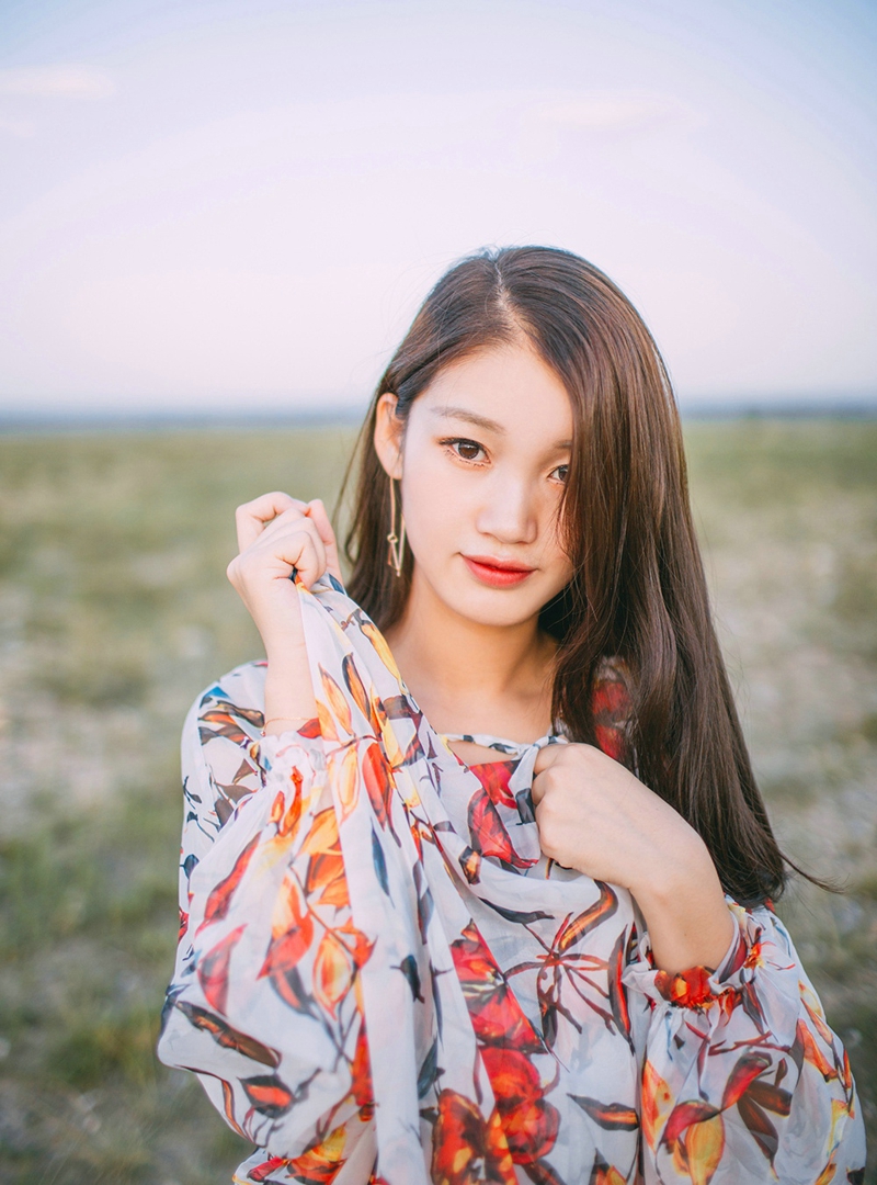 黄昏下的气质女神碎花长裙耀眼吸睛