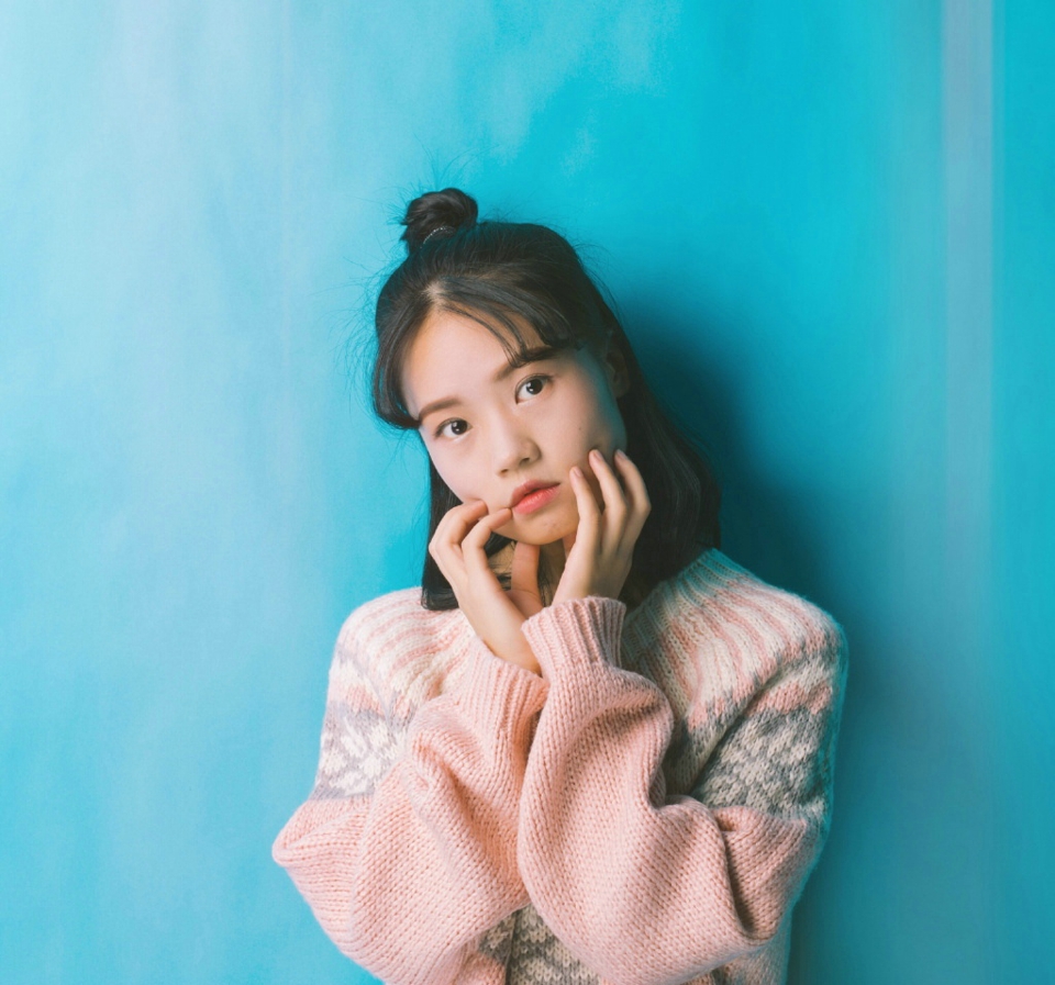 蓝调半丸子头妹子可爱表情包