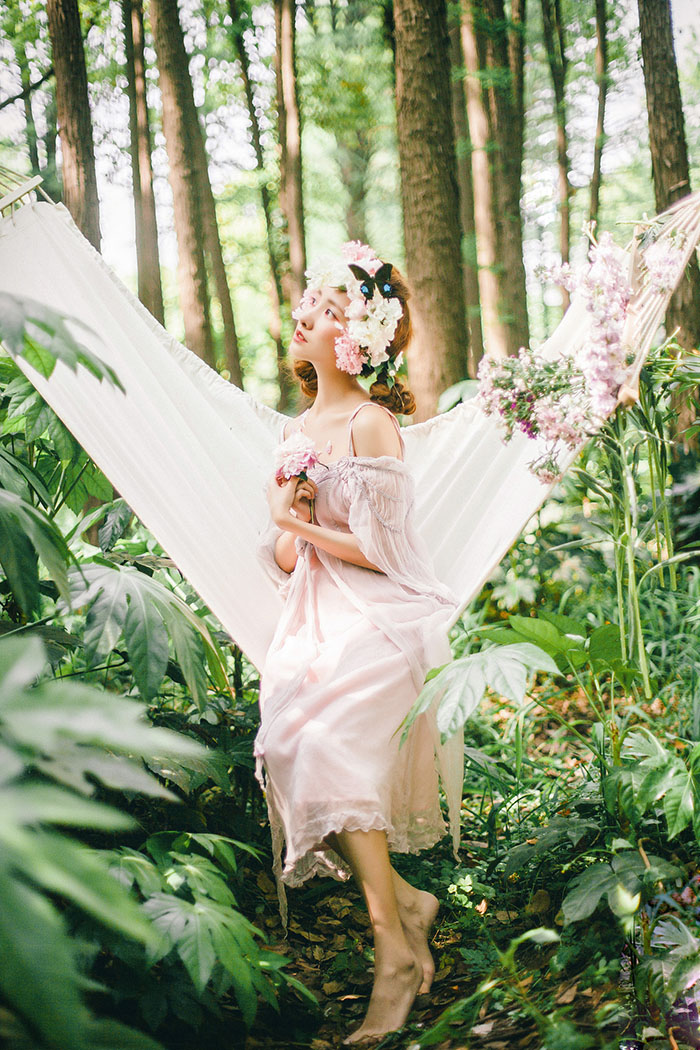 森林里找到美丽的花仙子写真照