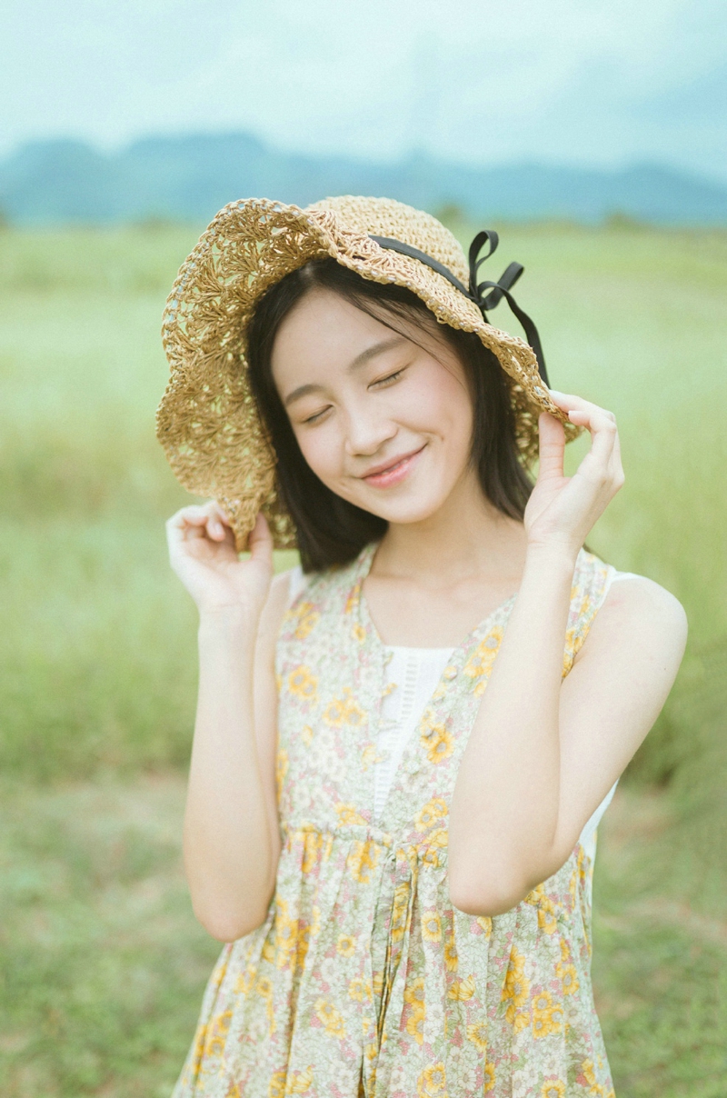 田野中的清爽少女甜美笑容清新怡人