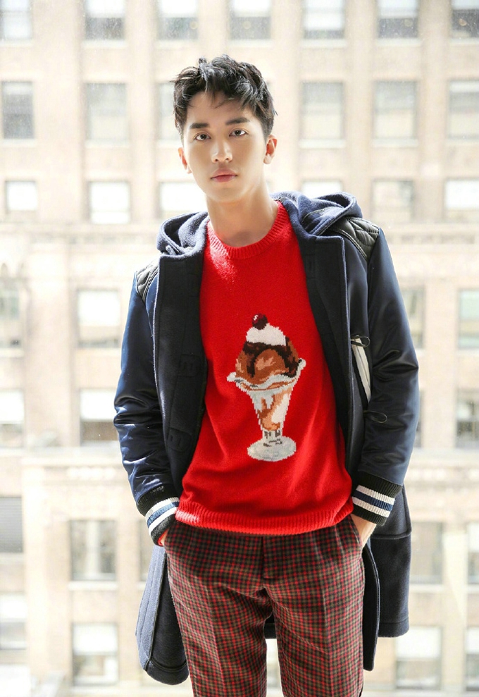 许魏洲2018春夏时装秀靓丽街拍